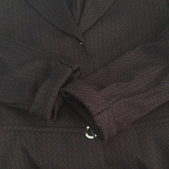 Tahari Front Clasp Fitted Blazer - Picture 10 of 16